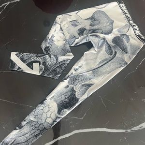 Low waisted off white leggings no pockets